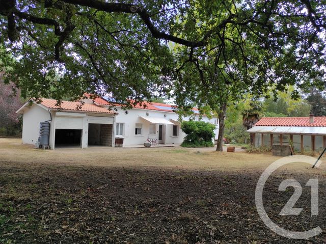 maison à vendre - 9 pièces - 221.0 m2 - ST MARTIN DE COUX - 17 - POITOU-CHARENTES - Century 21 G&B Immobilier